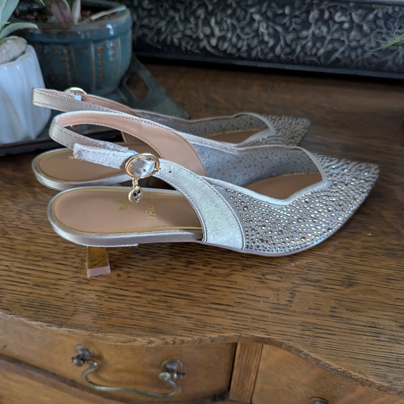 J. Renee Aleksa Women's gold/nude/beige pumps size 10  retail $125 - Picture 12 of 15